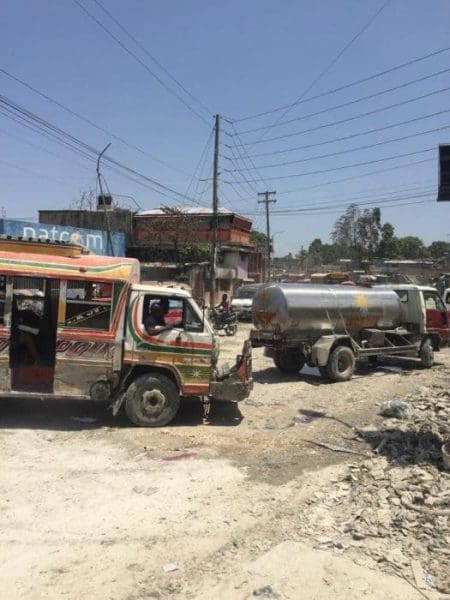 Haïti: des véhicules placés en travers, la route nationale numéro 2 bloquée