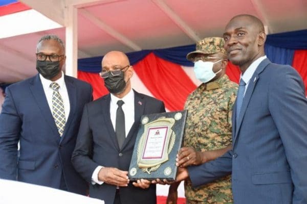 Haïti: la garde du palais national honore Ariel Henry