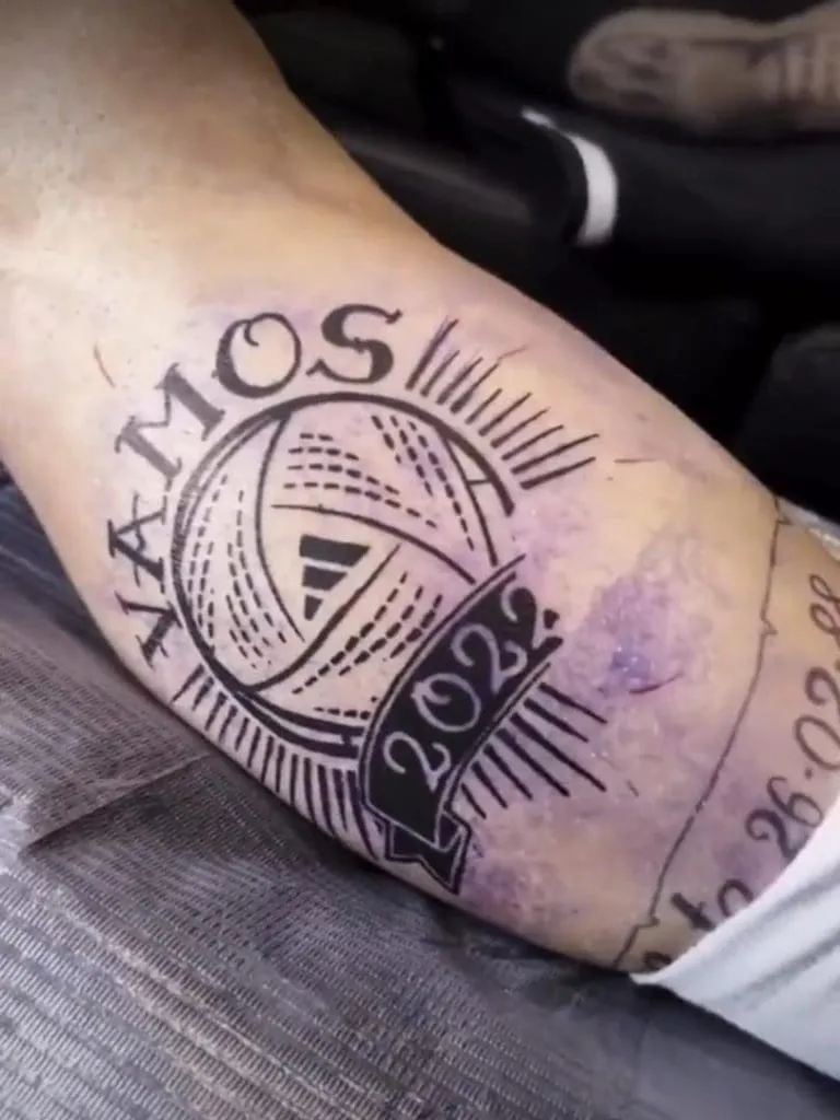 Qatar 2022: Messi se fait tatouer le ballon Al Rhila