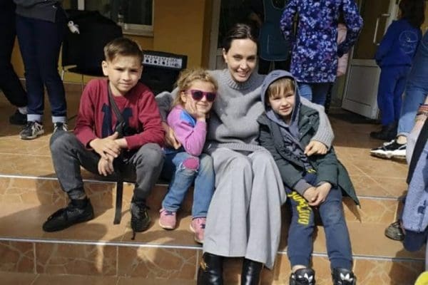 Guerre en Ukraine: Angelina Jolie apporte son soutien aux déplacés