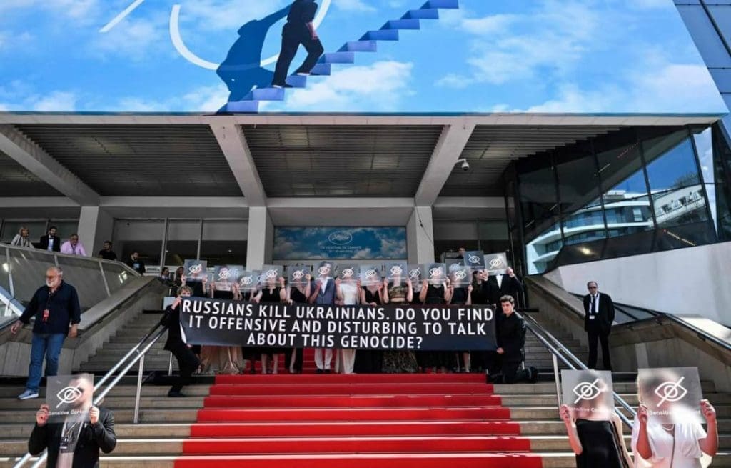 Festival de Cannes: une manifestation spontanée dénonçant la guerre en Ukraine a eu lieu aujourd'hui