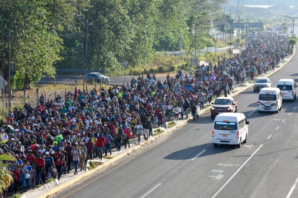 Crise Migratoire : Plusieurs milliers de migrants parmi eux des Haïtiens marchent en direction des États-Unis