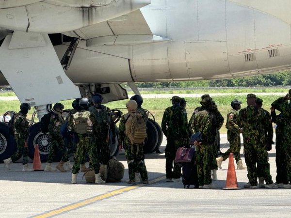 Un nouveau contingent de policiers kenyans arrive à Port-au-Prince pour renforcer la MSS