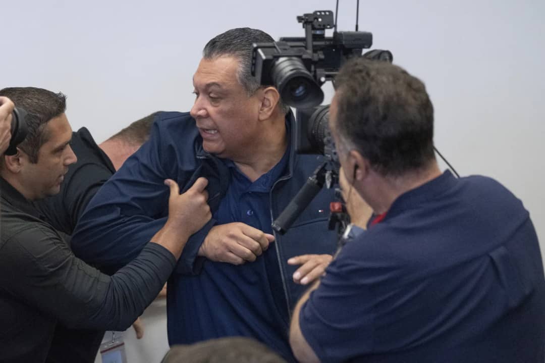 États-Unis : un sénateur expulsé de force de la conférence de presse de Kristi Noem