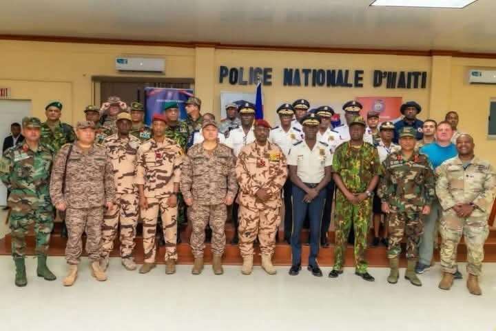 Le directeur général de la PNH, Vladimir Paraison, entouré du major général Erdenebat Batsuuri et des officiers de la FRG, lors de la réunion stratégique tenue le 15 avril 2026 au siège de la Police nationale d'Haïti, à Port-au-Prince.