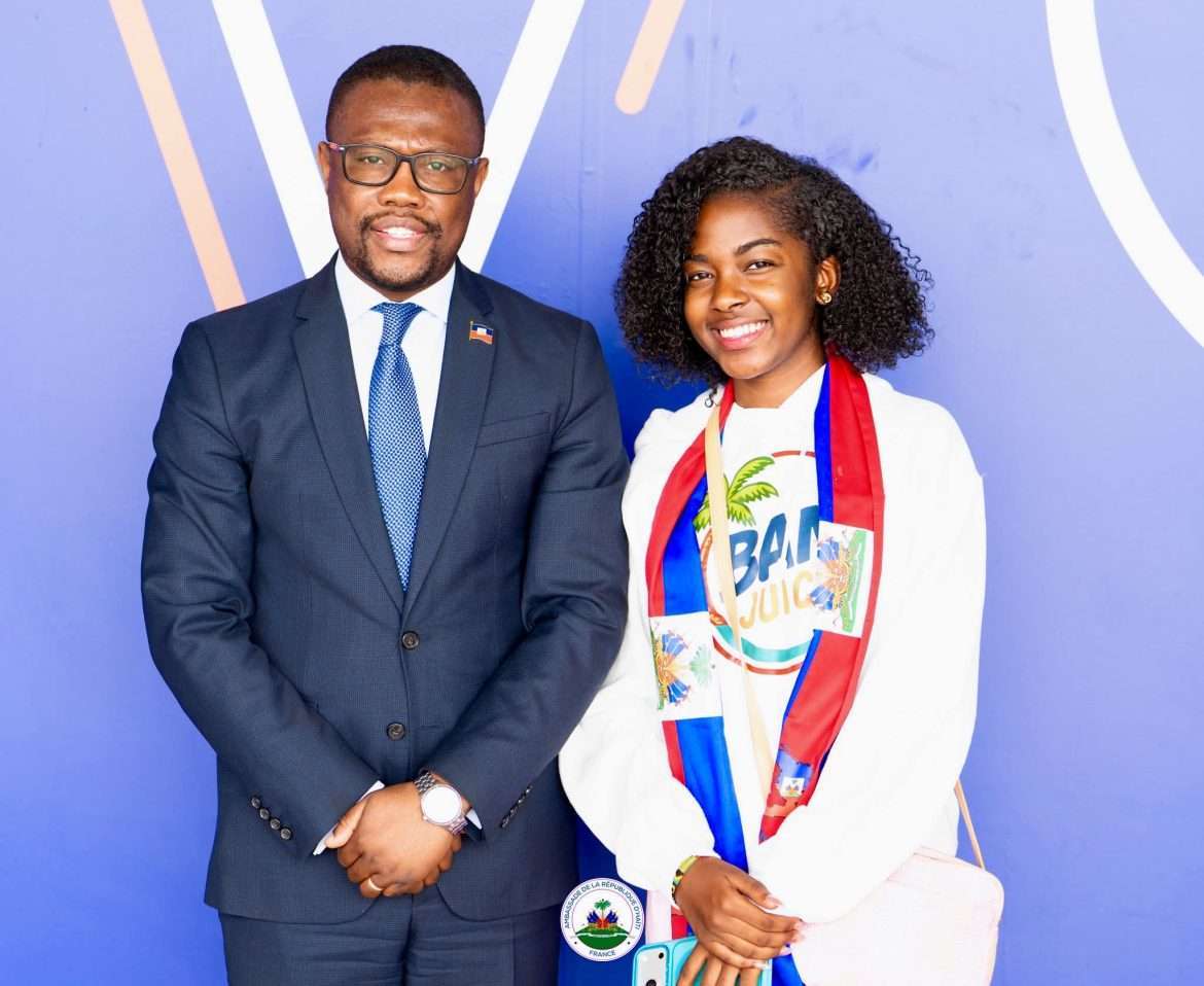 L'ambassadeur d'Haïti en France, Louino Volcy, aux côtés de la championne Ariana Milagro Lafond, à l'aéroport Paris-Charles-de-Gaulle, le 17 avril 2026. | Photo : Ambassade d'Haïti en France