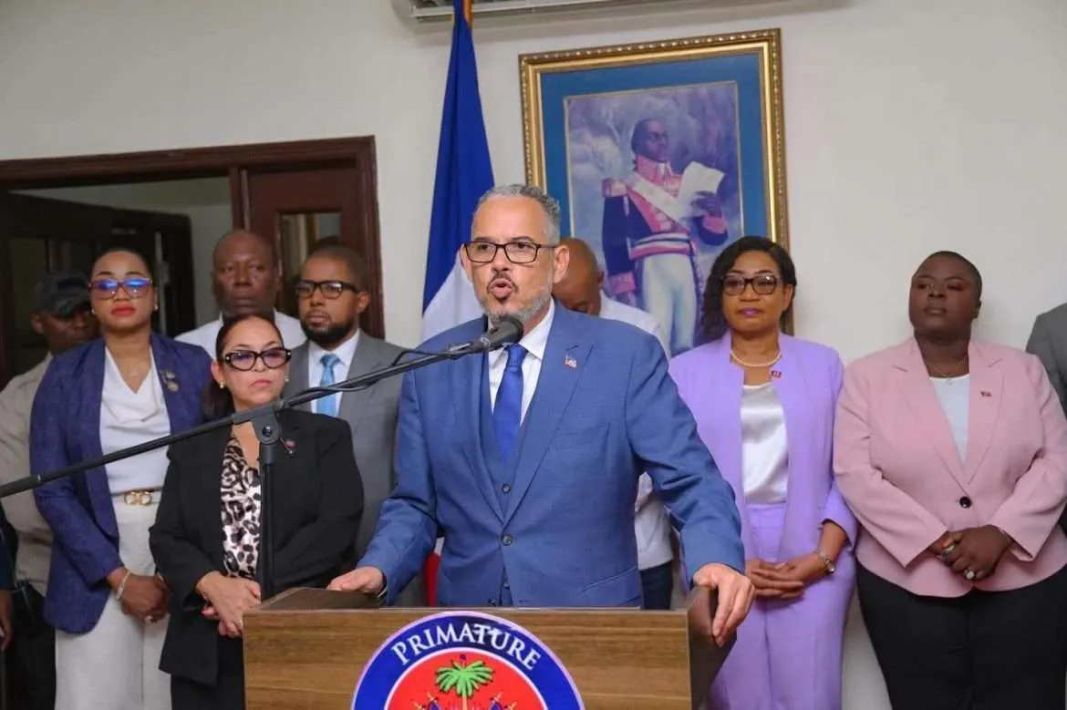 Le Premier ministre Alix Didier Fils-Aimé s'adressant à la presse à la Primature, au retour de son déplacement officiel aux États-Unis, le 24 avril 2026.