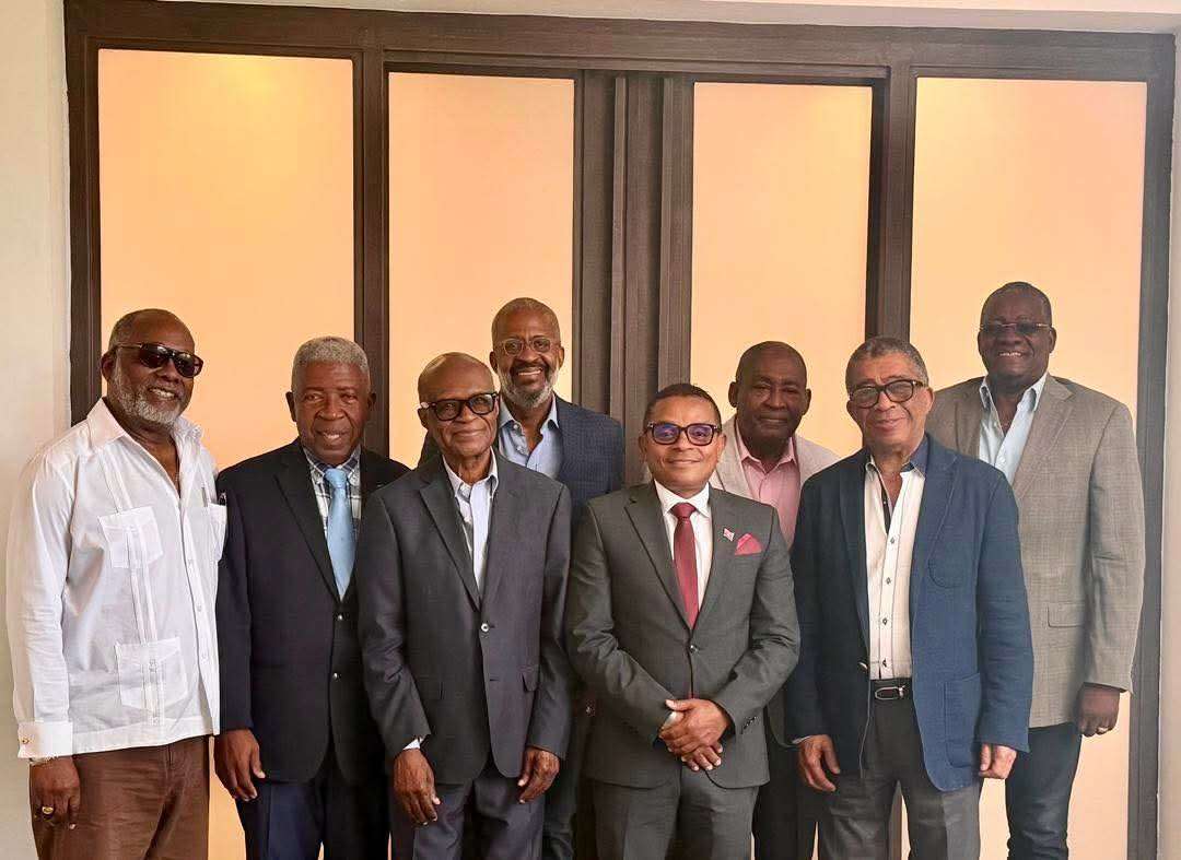 Le ministre des Travaux publics, Transports et Communications, Joseph Almathe Pierre Louis (au centre), entouré des représentants de l'Association Haïtienne des Entreprises de Construction (AHEC), lors de la séance de travail consacrée à la restructuration du secteur de la construction, le 23 avril 2026.