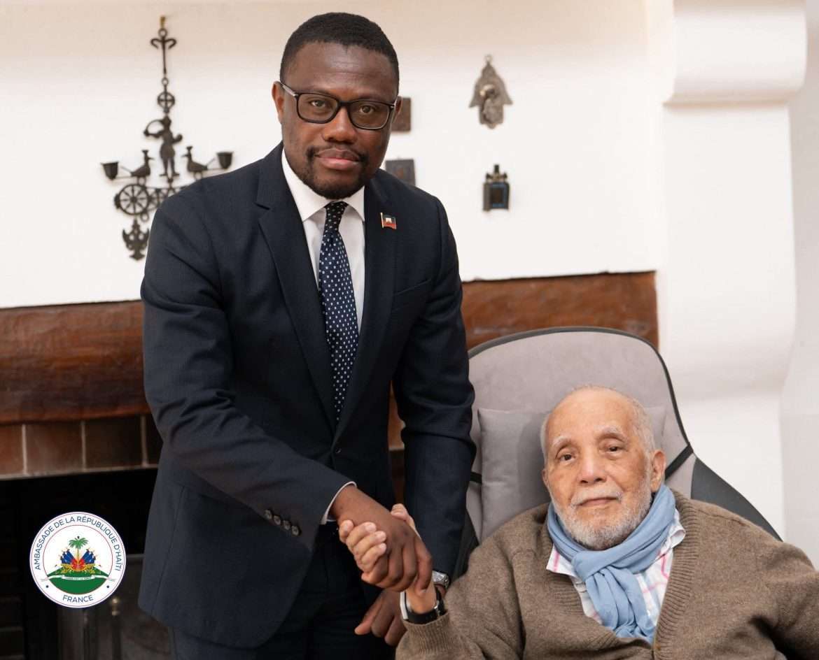 L'ambassadeur Louino Volcy rend hommage à René Depestre, 100 ans, à Lézignan-Corbières. | Ambassade d'Haïti en France