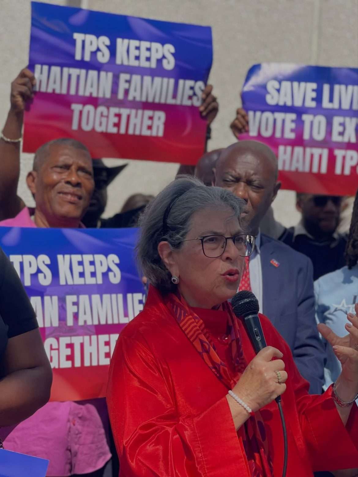 Daniella Levine Cava, mairesse de Miami-Dade, s'exprime lors d'un rassemblement pro-TPS à North Miami, le 26 avril 2026. — Carl Juste / Miami Herald