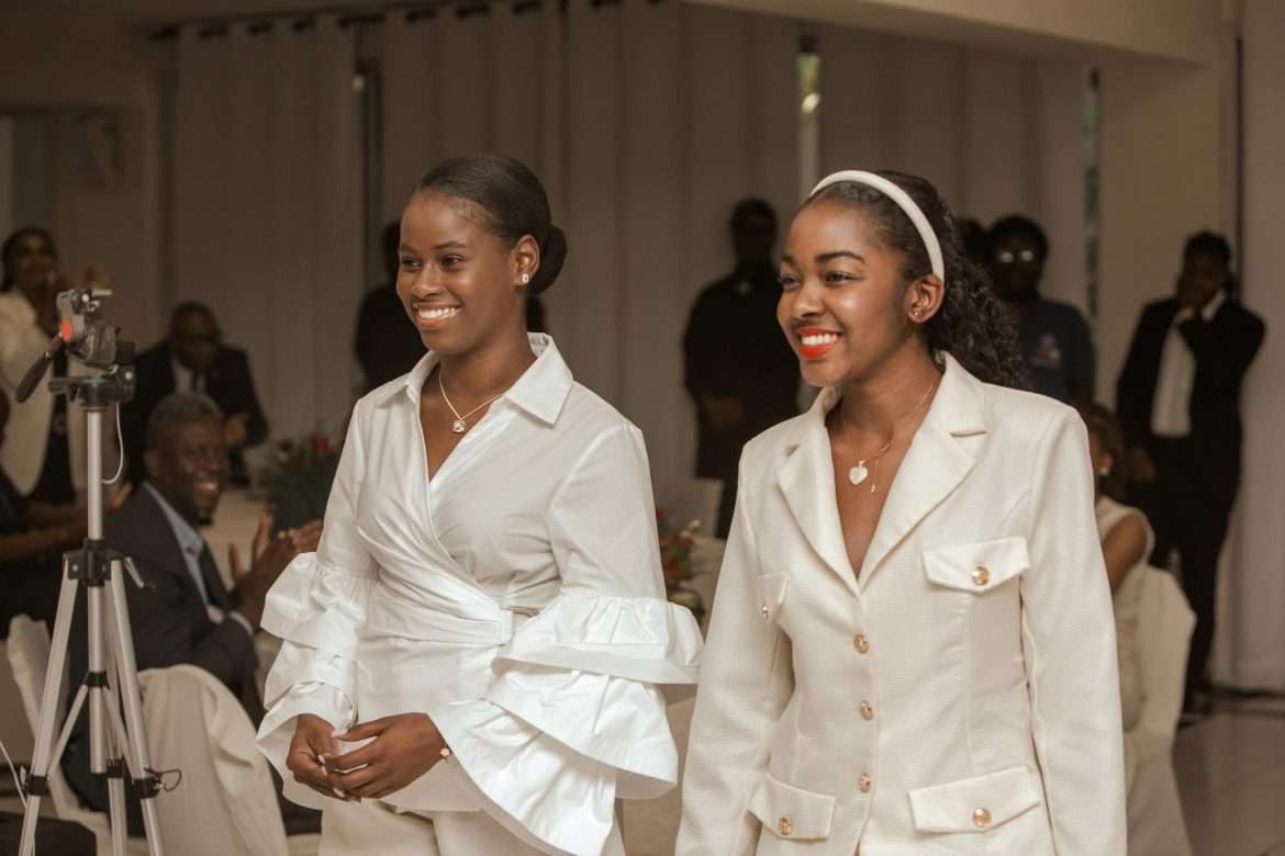 Abigaïl Alexandre (à gauche) et Ariana Milagro Lafond (à droite), lors du dîner officiel organisé en leur honneur par le MCFDF à l'hôtel Montana, Pétion-Ville, le 29 avril 2026.
