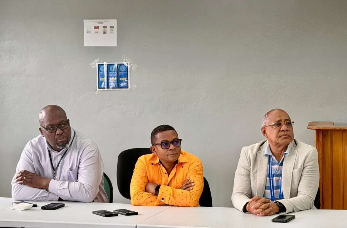 Réunion de travail sur la modernisation de l'Aéroport international Antoine Simon des Cayes, en présence de responsables du MTPTC et des institutions partenaires (OFNAC, AAN, AIASC), le 25 avril 2026. / Photo : MTPTC