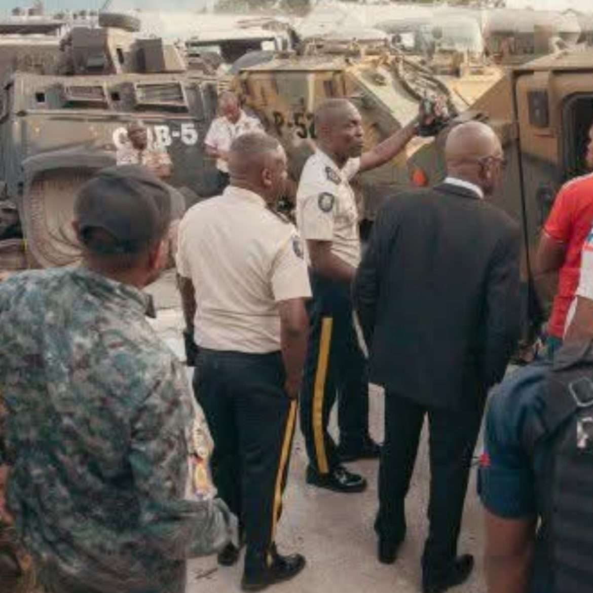 Le commandant en chef de la PNH, André Jonas Vladimir Paraison, lors d'une visite d'inspection au garage de l'institution policière, à Tabarre.