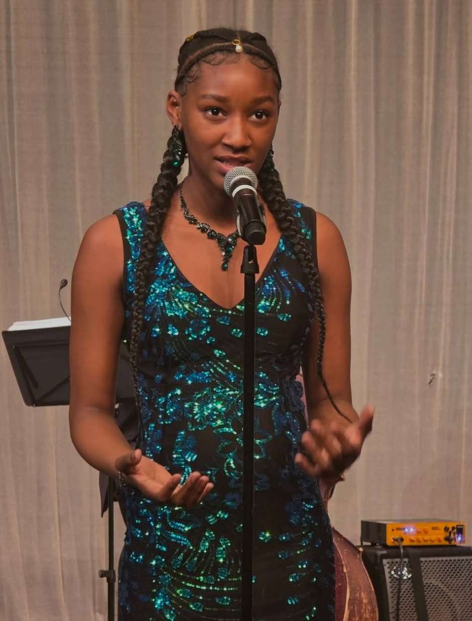 Abayomi Lewis lors d'une performance scénique. La jeune chanteuse haïtiano-américaine a participé à la saison 24 d'American Idol à l'âge de 16 ans.