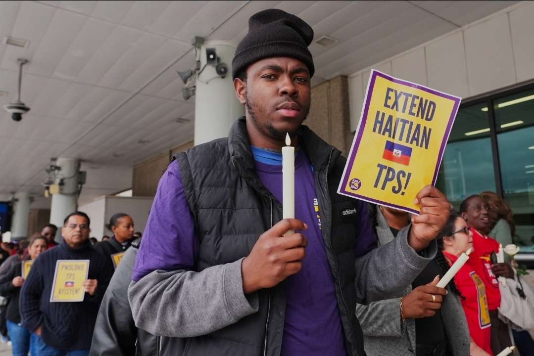 Des manifestants réclament l’extension du TPS pour les Haïtiens aux États-Unis. Crédit photo : AP / Lynne Sladky.