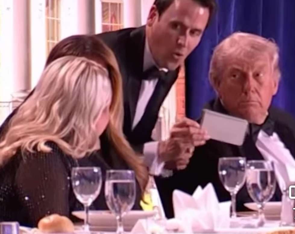 Capture vidéo montrant le président Donald Trump à la table d'honneur au moment de l'incident au Washington Hilton, lors du dîner annuel de l'Association des correspondants de la Maison-Blanche, Washington, 25 avril 2026. Crédit photo : Capture d'écran / DR.