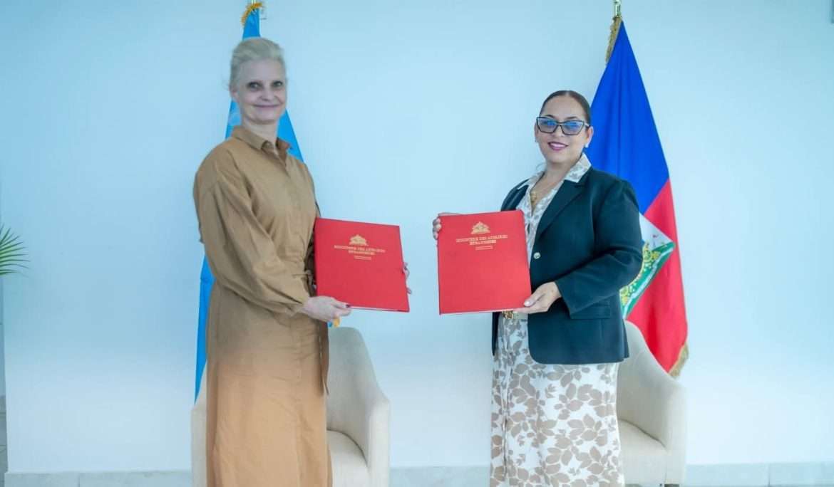 La ministre des Affaires étrangères et des Cultes, Raina Forbin (à droite), et la cheffe du BANUH, Daniela Kroslak (à gauche), posent avec les exemplaires signés de l'Accord de siège relatif au statut du Bureau d'Appui des Nations Unies en Haïti, à la Chancellerie haïtienne, le 2 mai 2026. © Ministère des Affaires étrangères / Presslakay