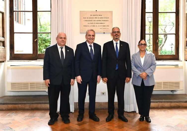 Le Premier ministre haïtien Alix Didier Fils-Aimé et trois autres personnalités posent devant une plaque commémorative lors d'une rencontre avec la communauté de Sant'Egidio à Rome, en Italie.