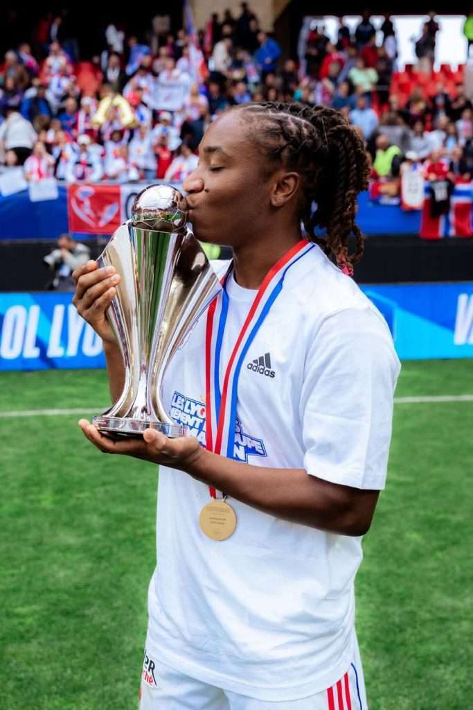 Haïti-Football-Féminin: Dumornay frappe encore, Lyonnes terrasse le PSG et soulève la Coupe de France 7 Haïti-Football-Féminin: Dumornay frappe encore, Lyonnes terrasse le PSG et soulève la Coupe de France
