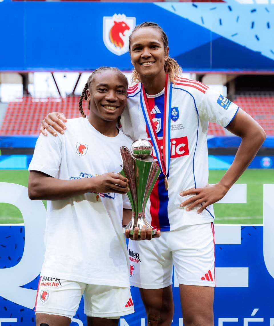 Melchie Dumornay et Wendie Renard posent avec la Coupe de France féminine après la victoire de l'OL Lyonnes face au PSG (4-1), ce dimanche 10 mai 2026 à Valenciennes.