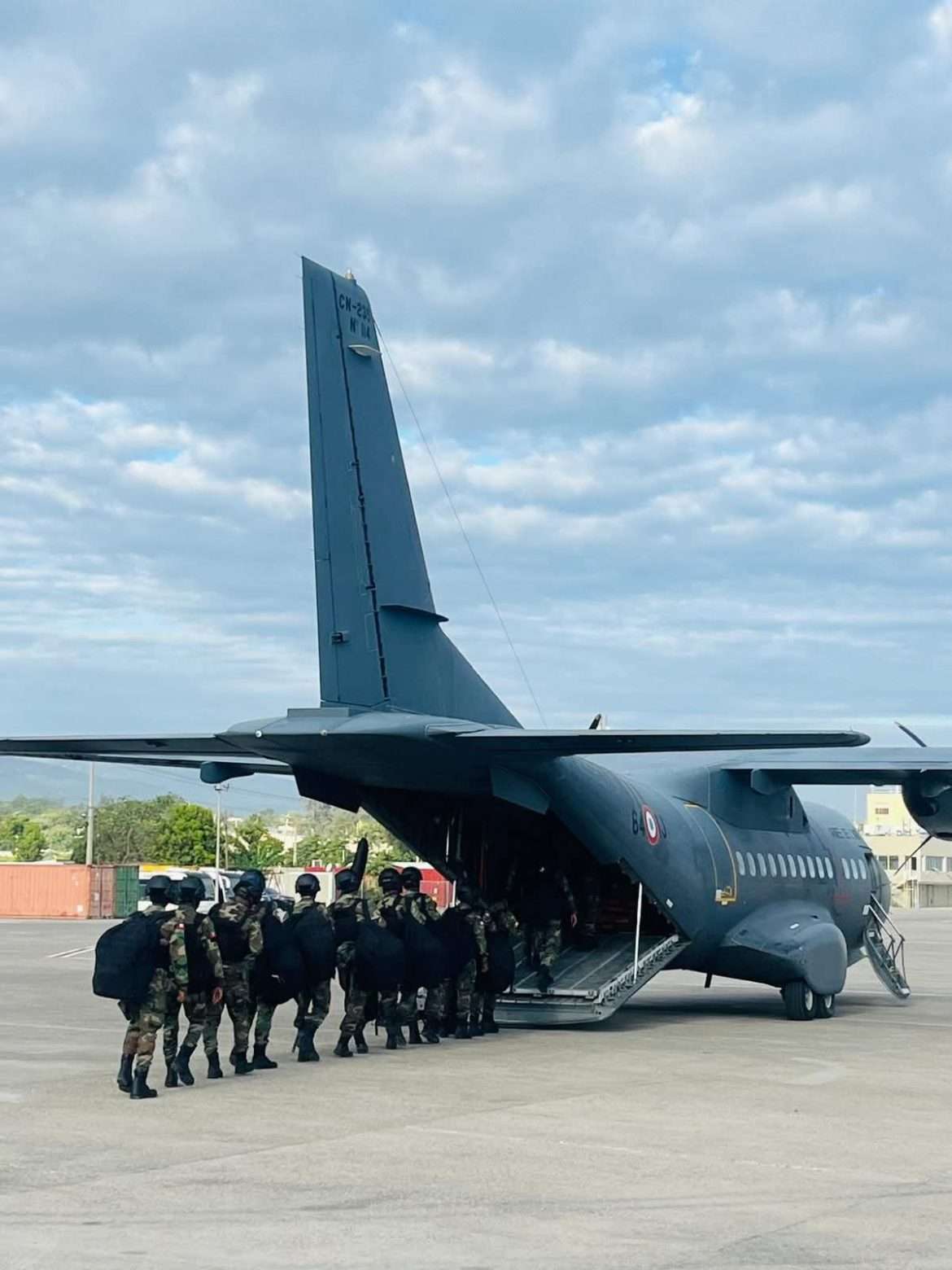 Soldats des FADH en tenue camouflage embarquant dans un avion militaire français sur le tarmac de Port-au-Prince pour rejoindre la Martinique, mai 2025.