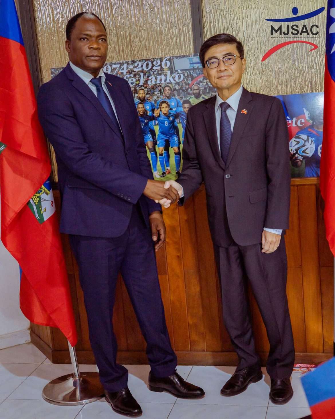 Le ministre de la Jeunesse, des Sports et de l'Action Civique, Pythagore Dumas, et l'ambassadeur de la République de Chine (Taïwan) en Haïti, Cheng-Hao Hu, lors de leur rencontre au MJSAC à Pétion-Ville, le 12 mai 2026. | Photo : MJSAC