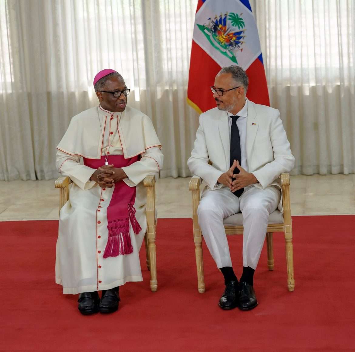 Le Nonce apostolique Jude Thaddeus Okolo présente ses lettres de créance au Premier ministre Fils-Aimé