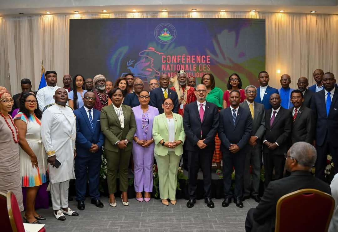 Photo de famille à l'ouverture de la Conférence nationale des leaders religieux pour la paix — Hôtel Oasis, Pétion-Ville, 28 mai 2026.