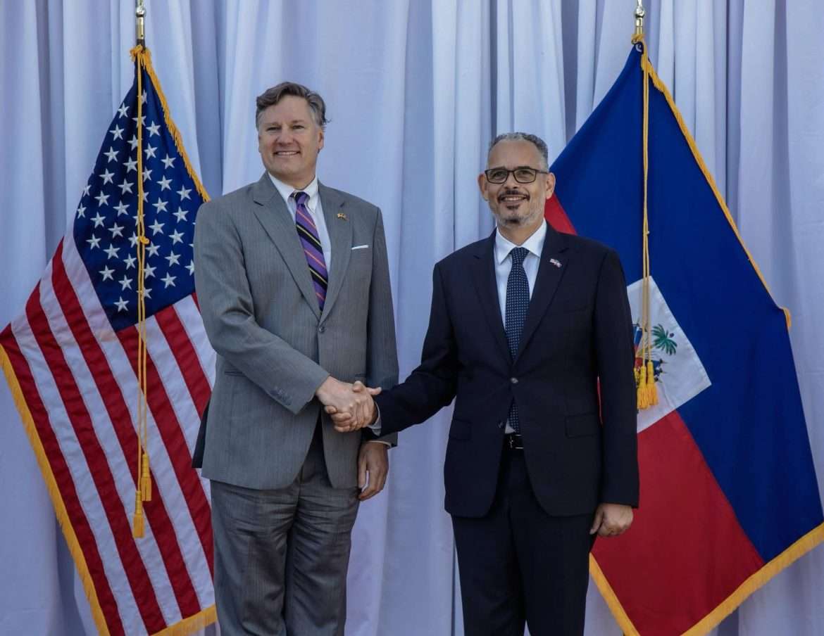PM Fils-Aimé reçoit le Sous-secrétaire d'État américain Christopher Landeau au Palais National. 🇭🇹🇺🇸 | Presslakay