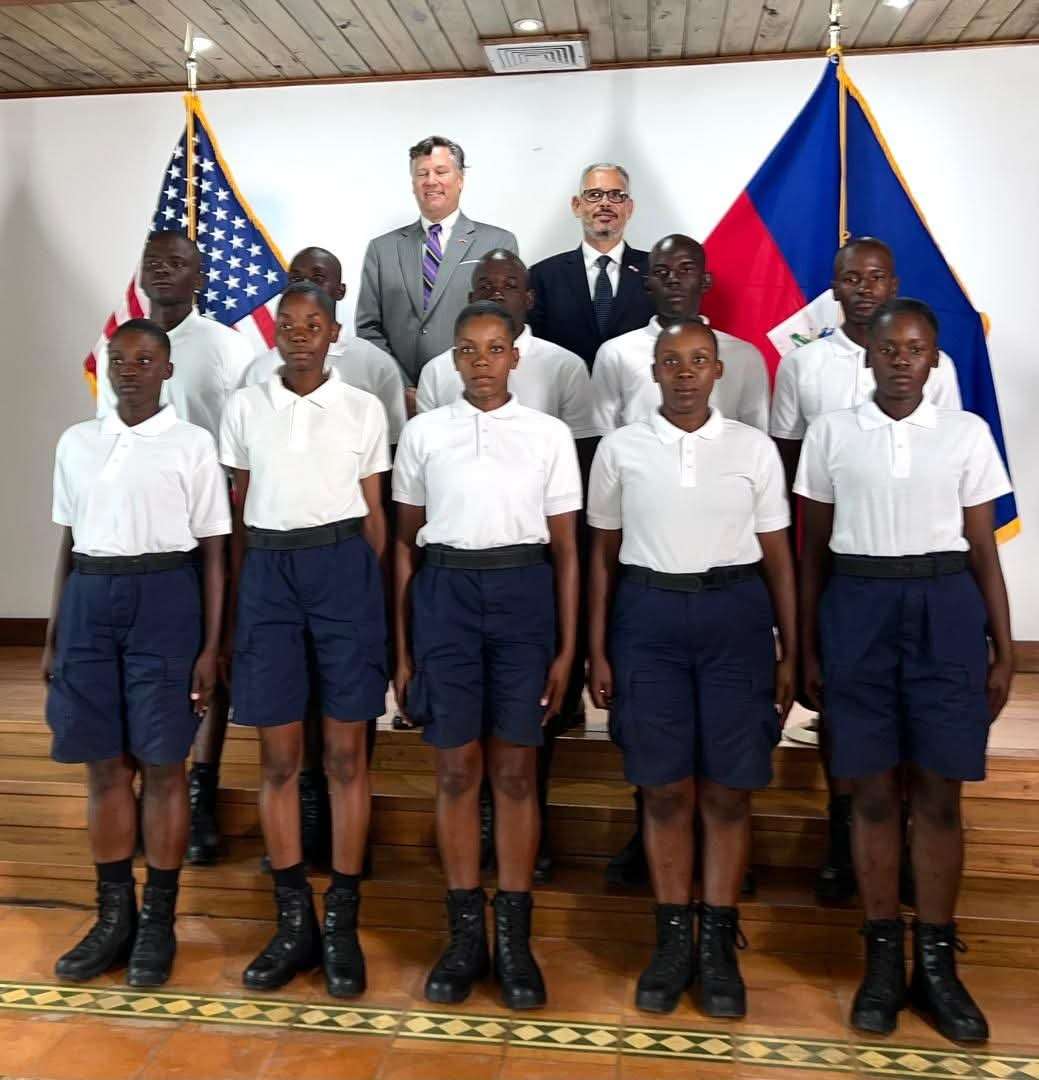 Haïti : La PNH gradue 1 192 policiers de la promotion Indigène, Landau reçu en marge de la cérémonie