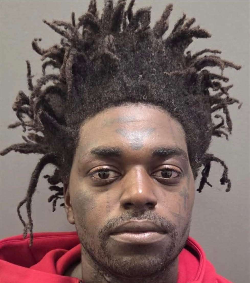 Kodak Black (Bill Kapri), rappeur américain d'origine haïtienne, photographié lors de son arrestation à Orlando, en Floride, dans le cadre d'une accusation de trafic présumé de MDMA. | Photo : comté d'Orange / document judiciaire
