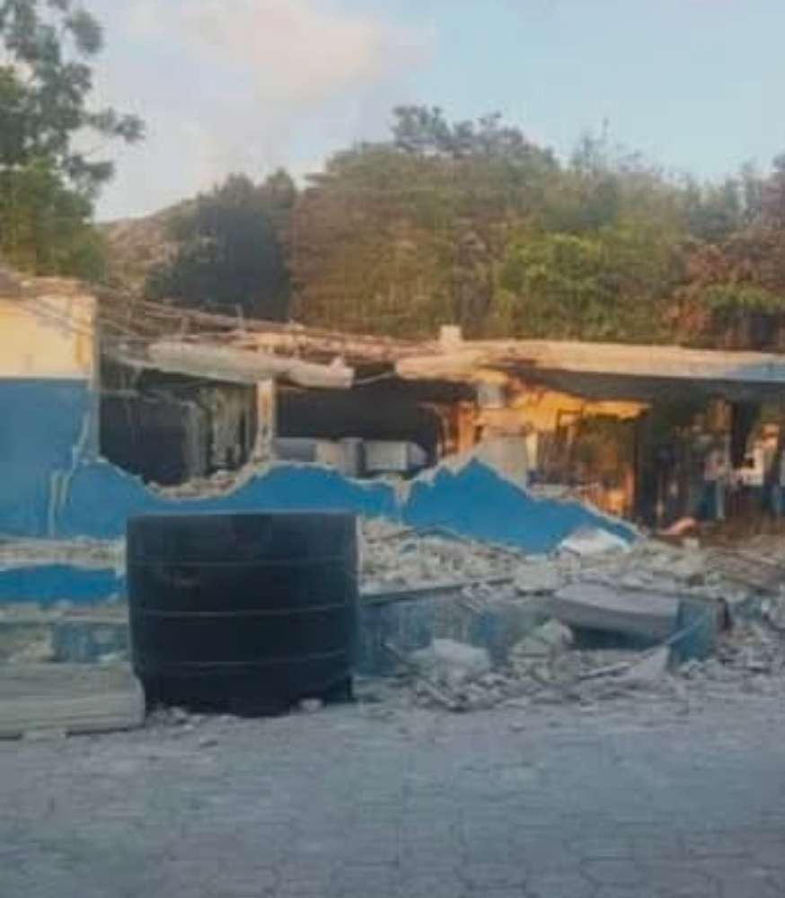 Longue Vue des décombres du commissariat de Marchand-Dessalines, démoli par des hommes lourdement armés dans le département de l'Artibonite. L'attaque, condamnée par le CADDHO dans une note datée du 8 mai 2026, illustre la progression des groupes armés dans une région déjà fragilisée par l'insécurité.