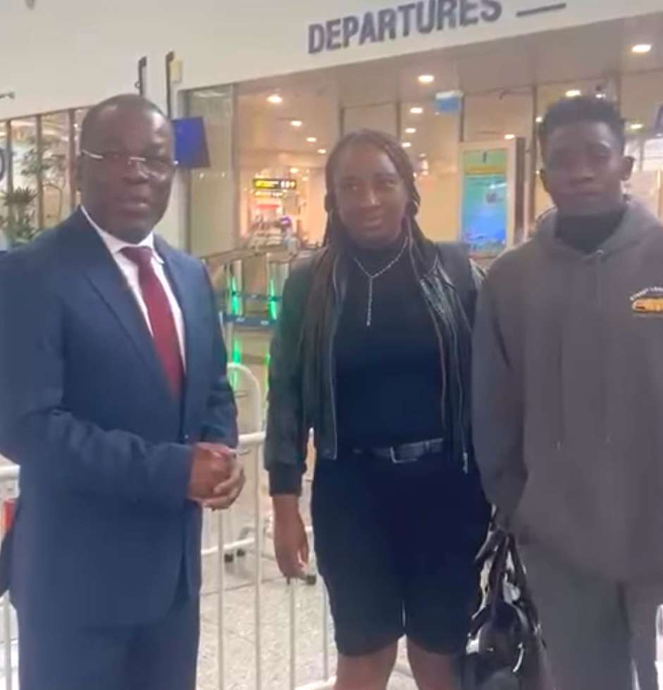 Un représentant diplomatique haïtien pose avec Tamouskar Chéry et Mardoche Bazile à l'aéroport, avant leur départ pour Haïti. | Photo : Ministère des Affaires étrangères et des Cultes