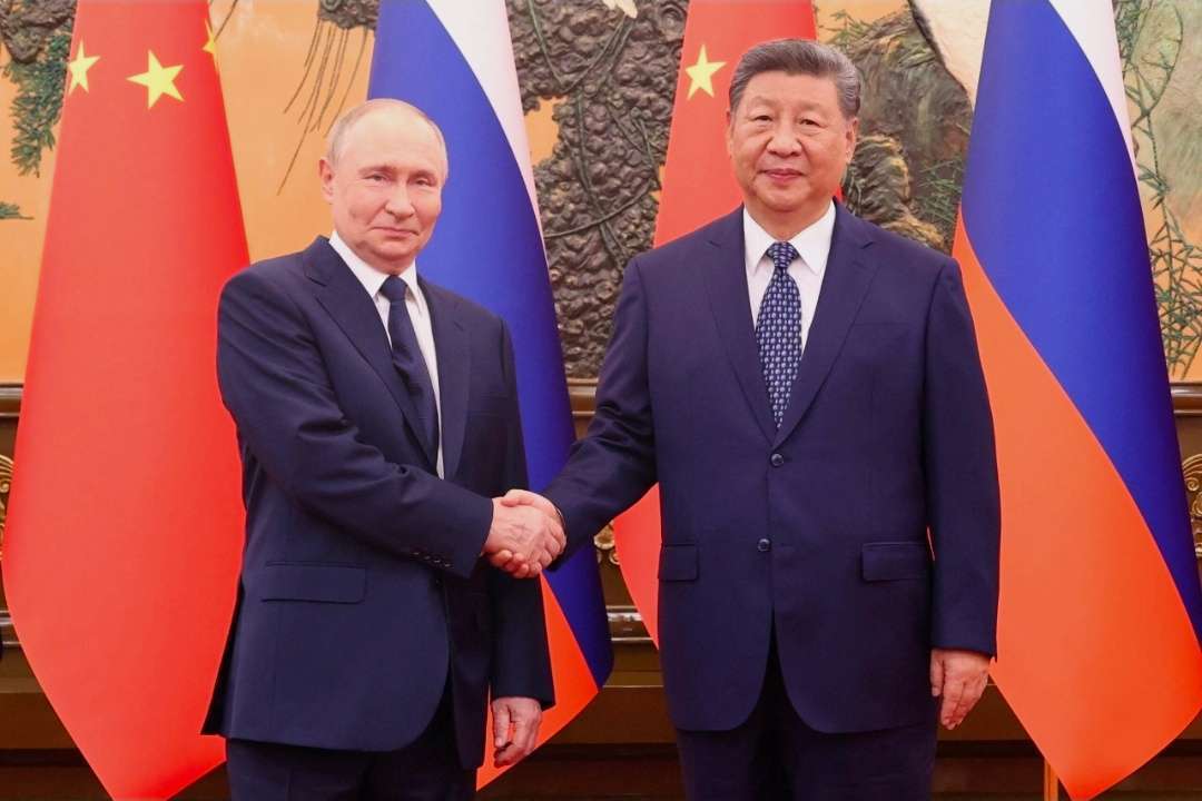 Le président russe Vladimir Poutine et le président chinois Xi Jinping se serrent la main lors de leur rencontre à Pékin, les 19 et 20 mai 2026. | Photo : Kremlin