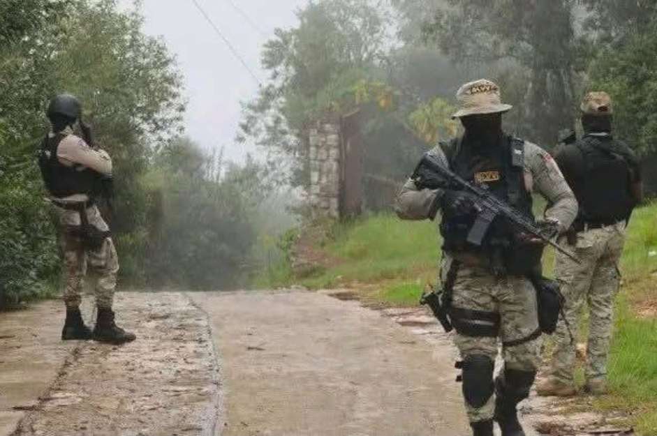 Des forces de l'ordre haïtiennes lors d'une opération contre le gang Kokorat San Ras à La Croix-Périsse, commune de l'Estère (Artibonite), le 20 mai 2026.