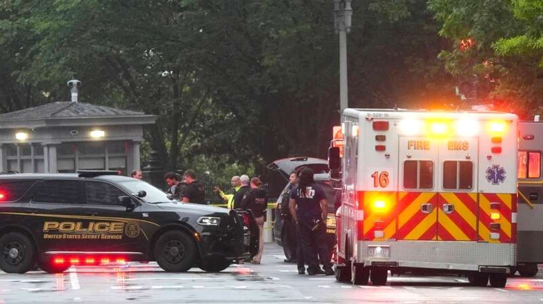 Des policiers du Secret Service et des services de secours d'urgence sont déployés à l'angle de la 17e Rue et de Pennsylvania Avenue NW, à proximité de la Maison-Blanche, après la fusillade au cours de laquelle un homme armé a été abattu et un passant blessé, samedi 23 mai 2026 à Washington. © AP Photo/Alex Brandon
