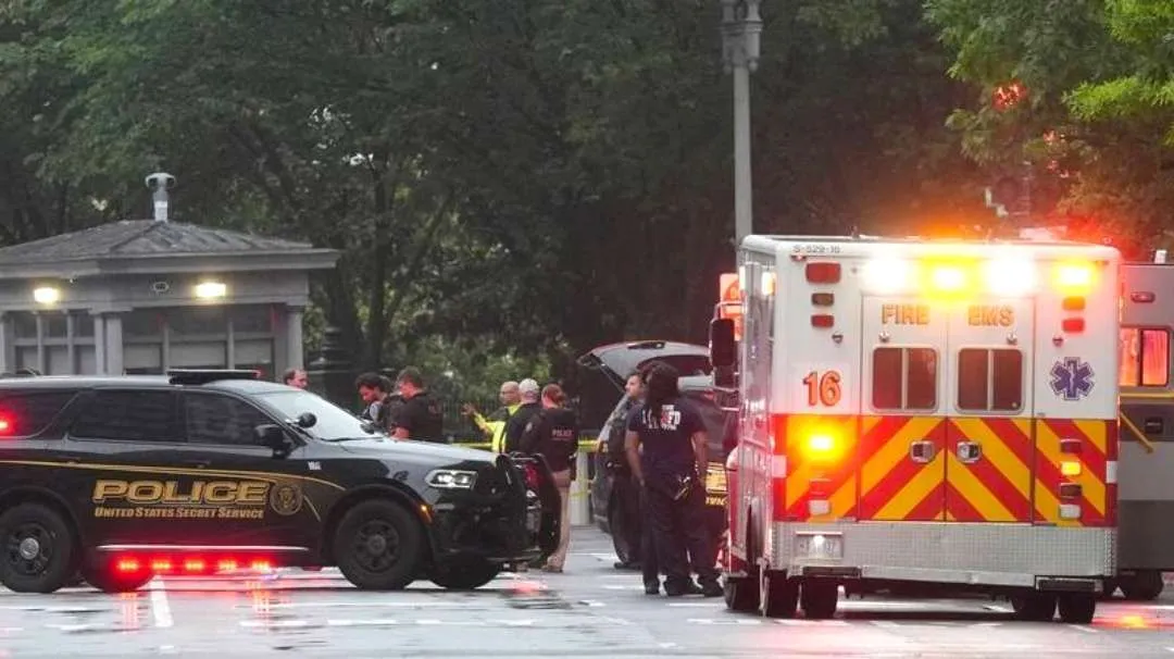 Des policiers du Secret Service et des services de secours d'urgence sont déployés à l'angle de la 17e Rue et de Pennsylvania Avenue NW, à proximité de la Maison-Blanche, après la fusillade au cours de laquelle un homme armé a été abattu et un passant blessé, samedi 23 mai 2026 à Washington. © AP Photo/Alex Brandon