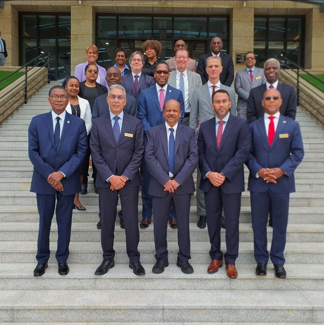 Photo de famille des gouverneurs et hauts responsables des banques centrales de la CARICOM lors de la 66e réunion biannuelle du Comité des gouverneurs, tenue les 21 et 22 mai 2026 à Belize, sous la présidence du gouverneur Kareem Michael. © Central Bank of Belize / Presslakay
