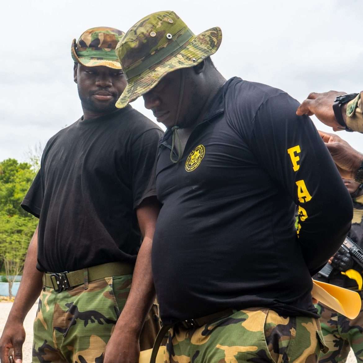 Des soldats des Forces armées d'Haïti (FAD'H) lors de la cérémonie de disgrâce tenue à la Base militaire « Vertières », le 5 juin 2026.