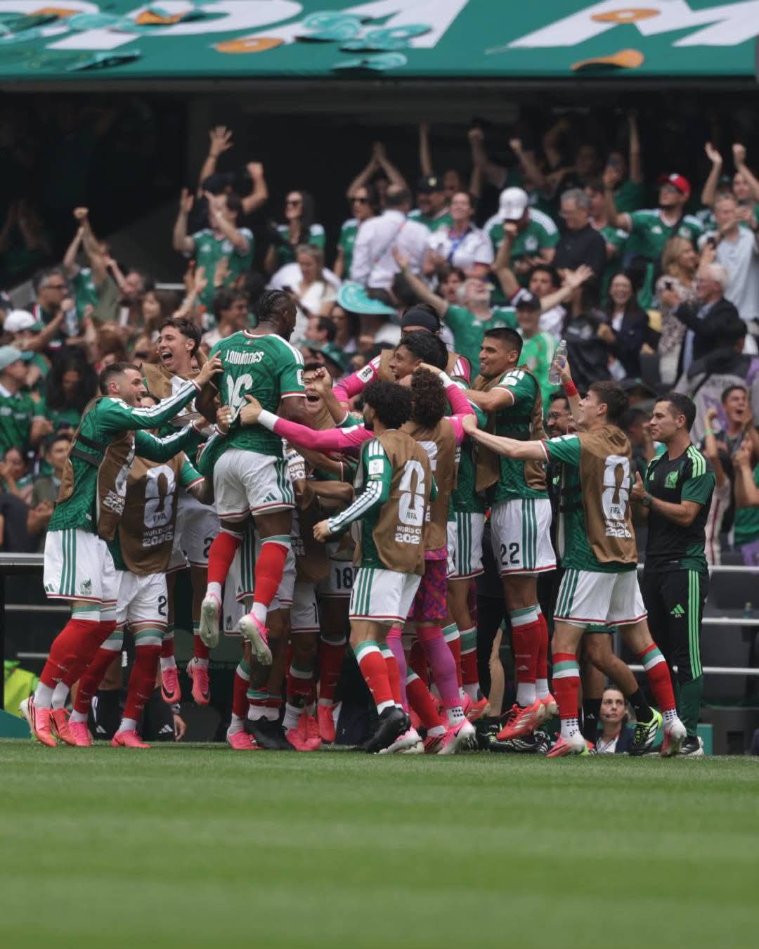 Les joueurs mexicains célèbrent l'un des buts lors de la victoire du Mexique face à l'Afrique du Sud (2-0), match d'ouverture de la Coupe du monde 2026, au Stade Azteca de Mexico, le 11 juin 2026. | FIFA World Cup 2026
