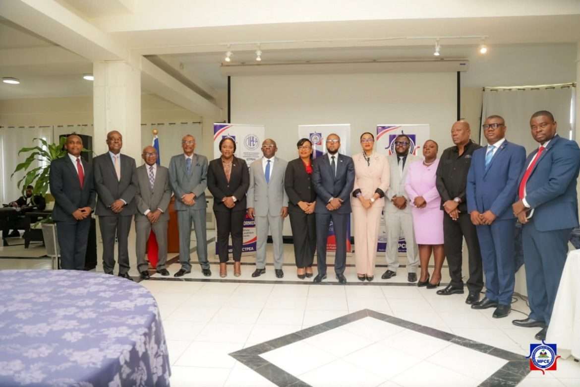 Des membres du gouvernement haïtien et des cadres de l'administration publique réunis lors du lancement officiel du programme de formation des UEP, le 15 juin 2026 à l'hôtel Montana, Port-au-Prince. (Photo : MPCE)