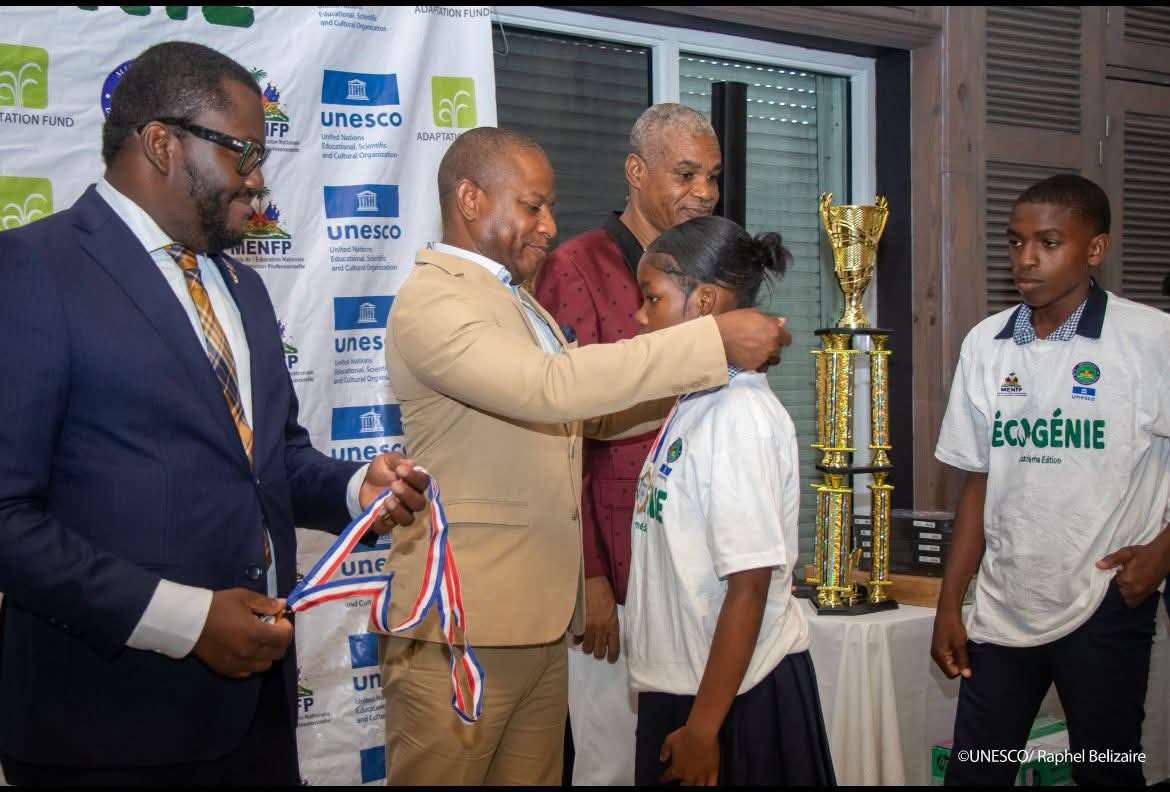 Remise de médailles aux lauréats du Concours Eco-Génie 2026, le 22 juin 2026. © UNESCO Haïti / Raphel Belizaire