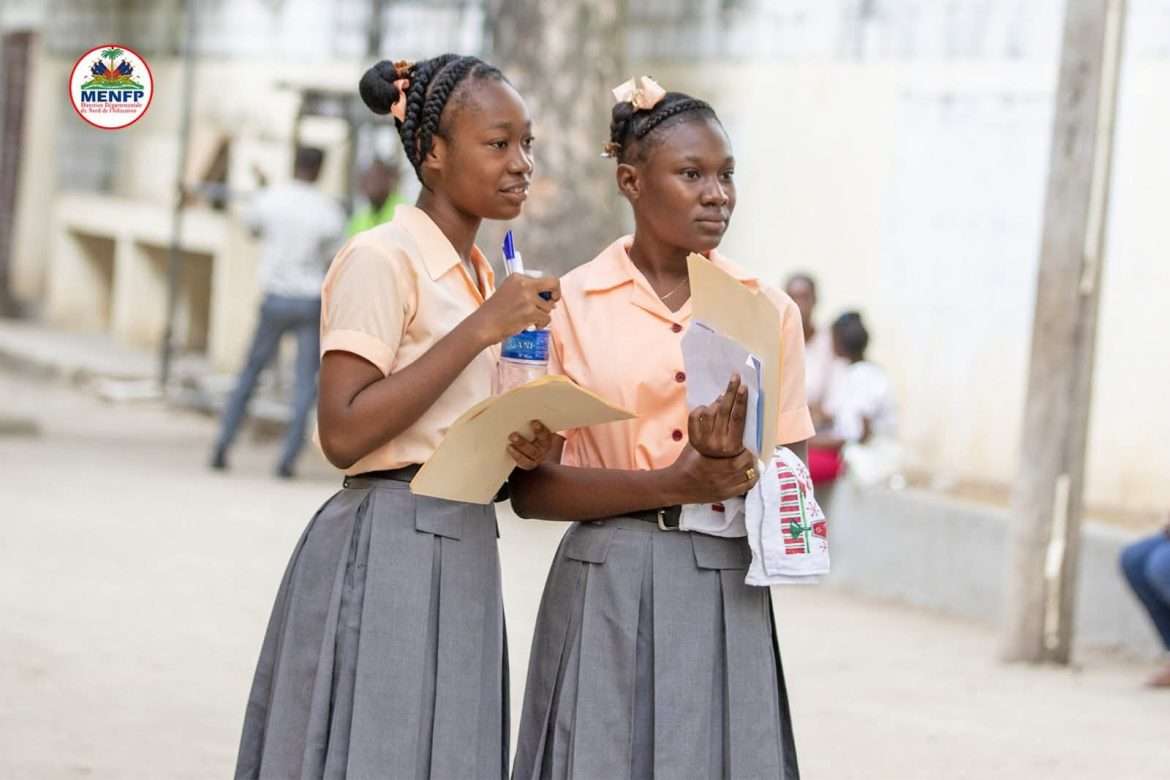 Deux candidates de la 9e Année Fondamentale devant un centre d'examens, ce lundi 29 juin 2026.