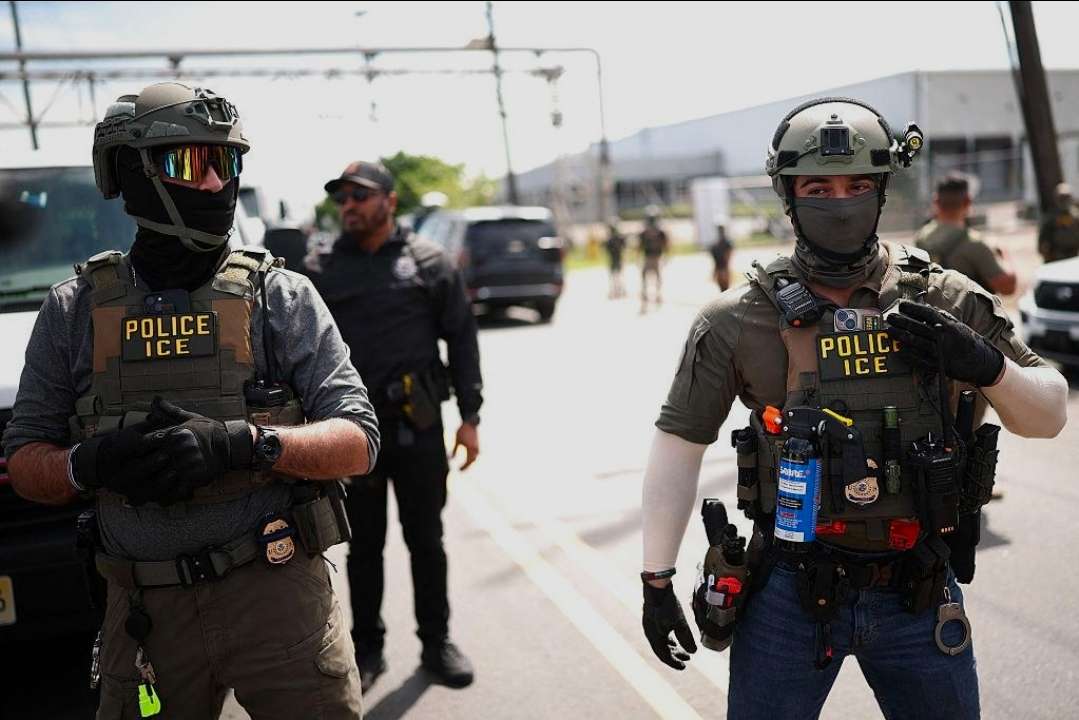 Des agents de l'ICE en tenue d'intervention lors d'une opération de contrôle migratoire aux États-Unis. Crédit photo AP
