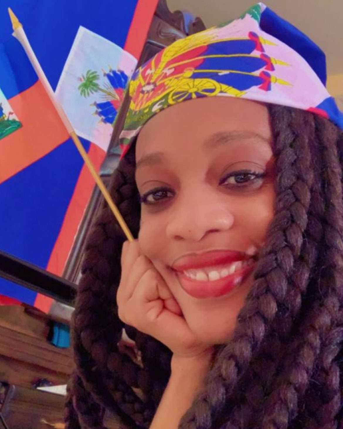 Sénat Jesusita Dante Maria, Coordonnatrice de la Plateforme Claire Heureuse Félicité Haïti et Secrétaire générale du Collectif des Organisations de la Plaine en Action, pose fièrement aux couleurs d'Haïti — mouchoir de tête aux armes nationales et drapeau en main — à la veille du match historique des Grenadiers contre l'Écosse, le 13 juin 2026, pour la Coupe du monde FIFA 2026. 🇭🇹⚽