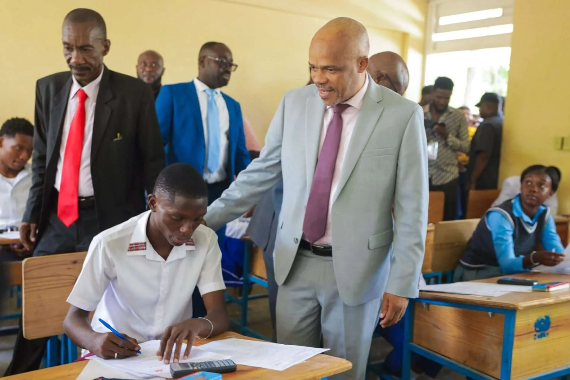 Le ministre de l'Éducation, Dr Vijonet Démérin, encourage un candidat au bac lors de sa visite de supervision, le 13 juillet 2026, au Lycée Jean-Marie Vincent, à Carradeux.