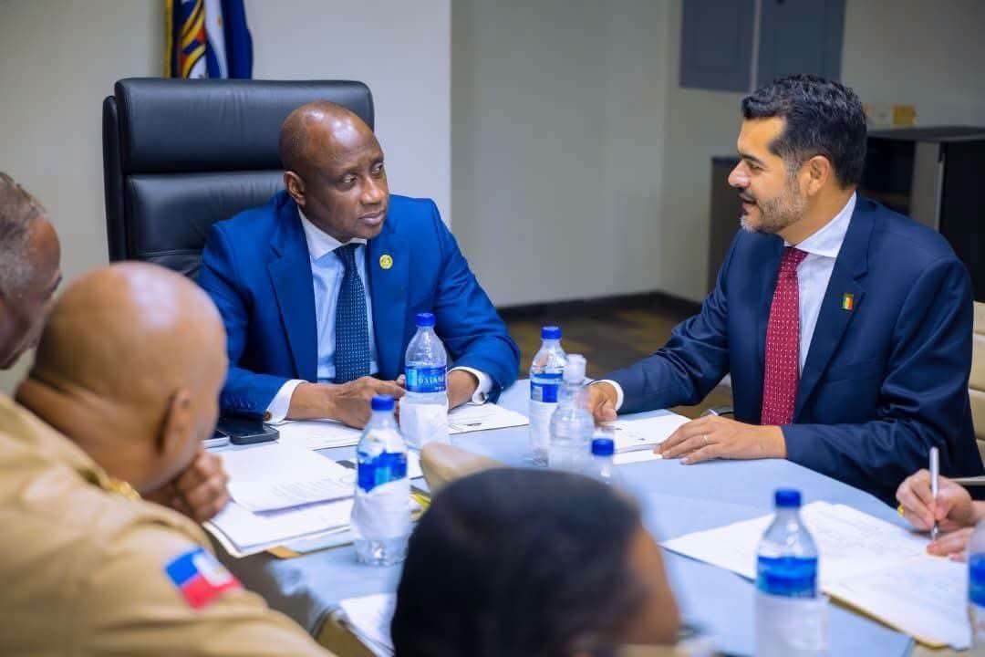 Le ministre de la Défense, Mario Andrésol, s'est entretenu avec l'ambassadeur du Mexique en Haïti, José de Jesús Cisneros Chávez, sur le renforcement de la coopération bilatérale en matière de défense. (Photo : Presslakay/Ministère de la Défense)