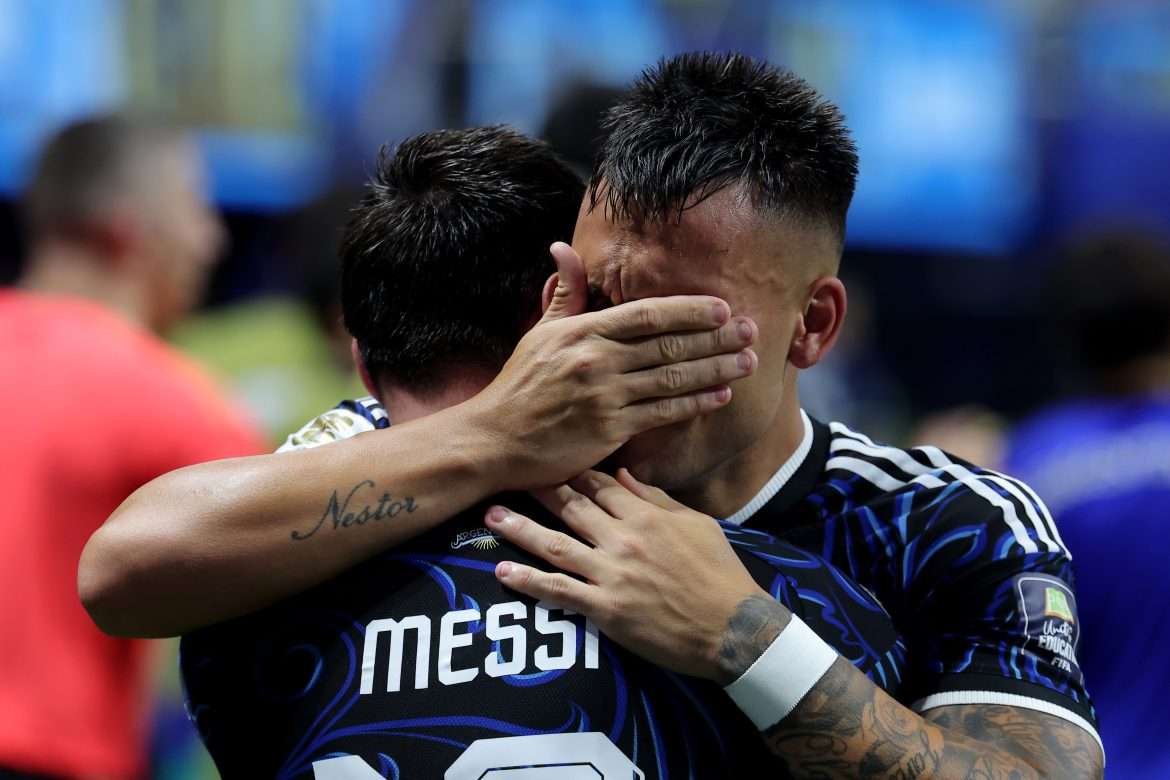 Lionel Messi et Lautaro Martínez célèbrent la qualification de l'Argentine en finale de la Coupe du monde 2026 après leur victoire face à l'Angleterre