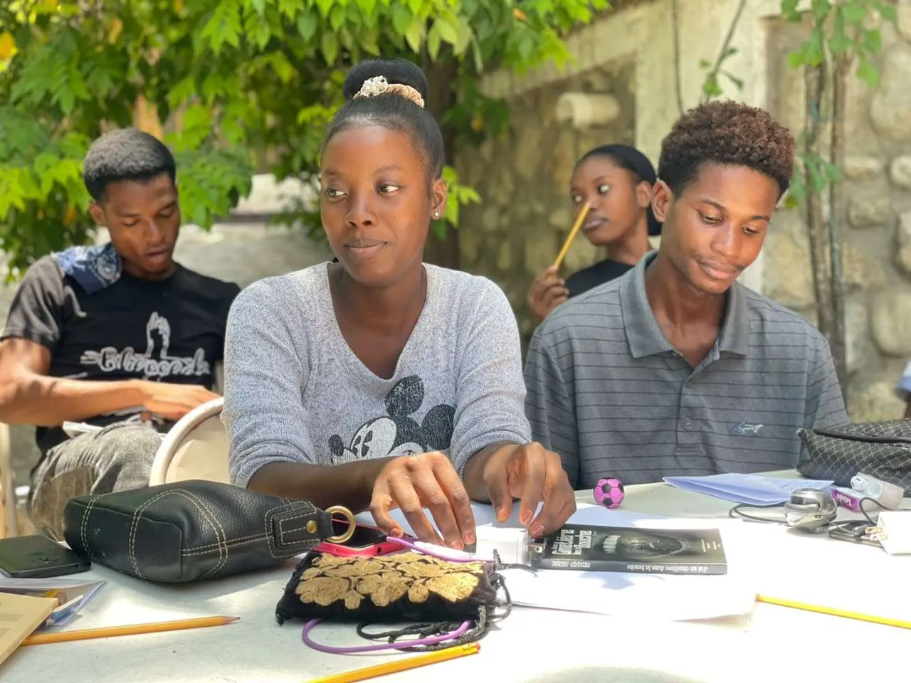 Des jeunes participants prennent part à un atelier d'écriture poétique organisé du 14 au 18 juillet 2026 à la bibliothèque CECREJ, à Fontamara 47, sous le thème « Port-au-Prince m'inspire toujours des poèmes ». Initiée par le poète et ingénieur agronome Gacheky Rosier.