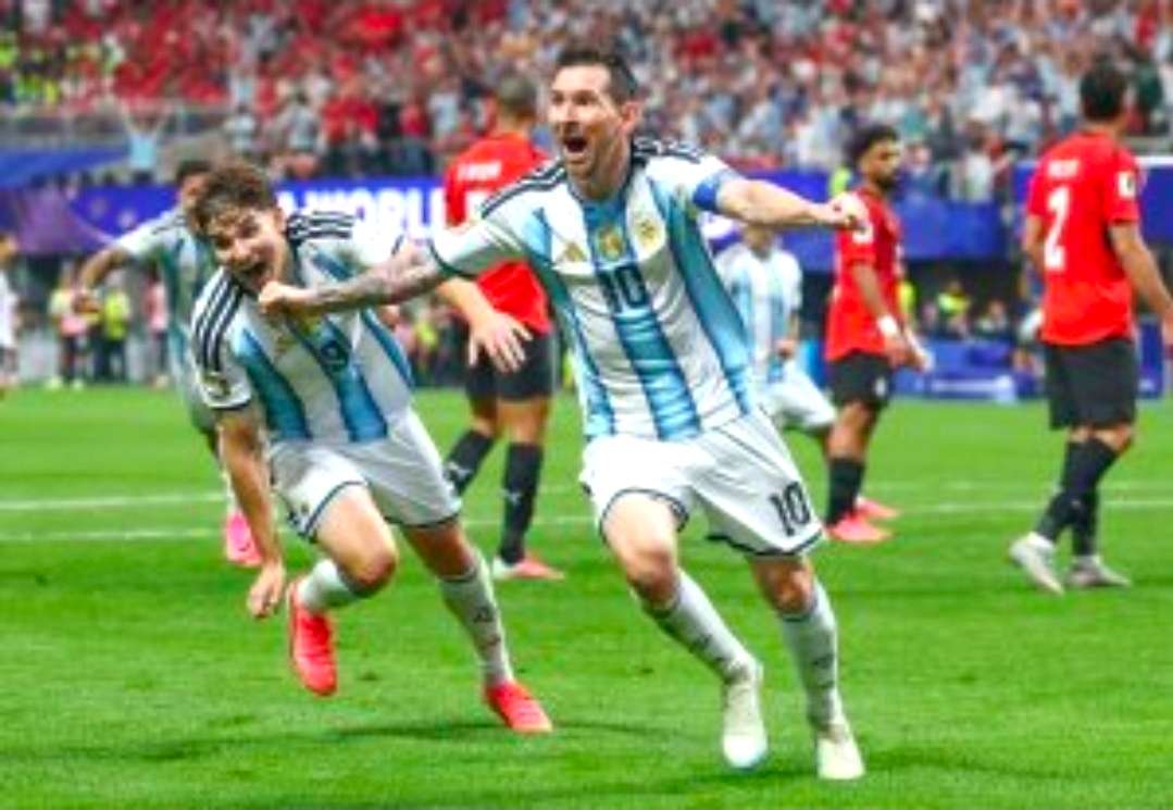 Messi et Julián Álvarez exultent après le but qui a lancé la remontada argentine face à l'Égypte.